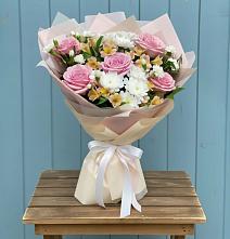 Букет цветов из:  Гвоздики, Орхидеи и Розы в Карасуке