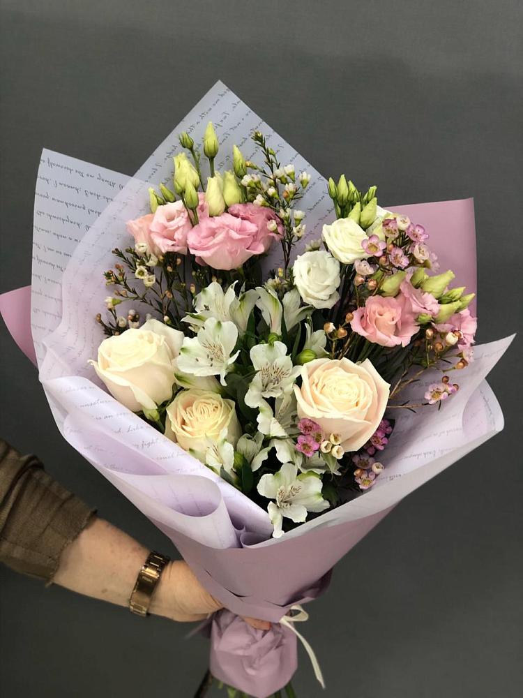 Букет цветов из: Альстромерии, Розы и Лизиантусы в Карасуке