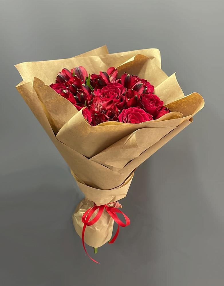 Букет цветов из: Альстромерии и Розы в Карасуке