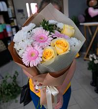 Букет цветов из:  Герберы, Розы и Хризантемы в Карасуке