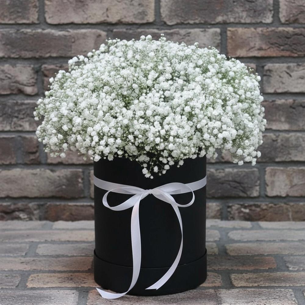 Цветочная композиция из Гипсофила в шляпной коробке в Карасуке