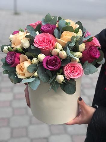Цветочная композиция из Розы в шляпной коробке в Карасуке