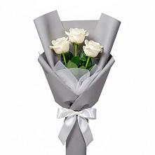 Букет 3 белые розы в Карасуке