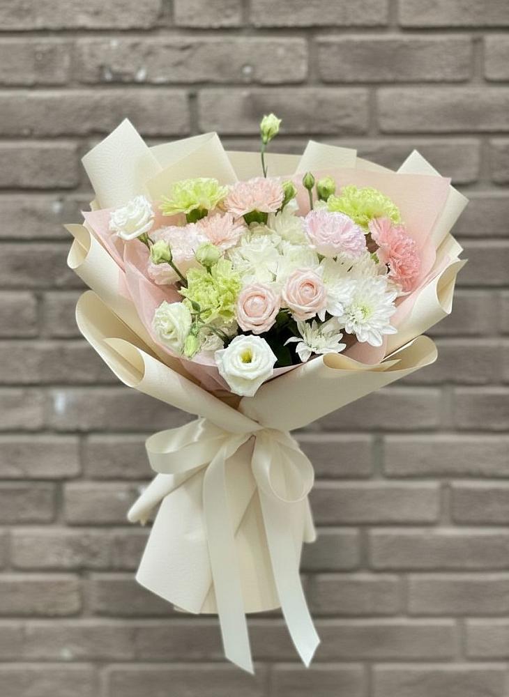 Букет цветов из: Гвоздики, Розы, Лизиантусы и Хризантемы в Карасуке