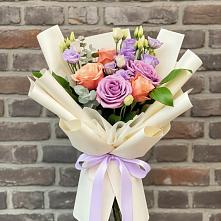 Букет цветов из:  Лизиантусы и Розы в Карасуке