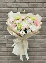 Букет цветов из:  Гвоздики, Розы, Лизиантусы и Хризантемы #REPLACE_PRED# Карасуке