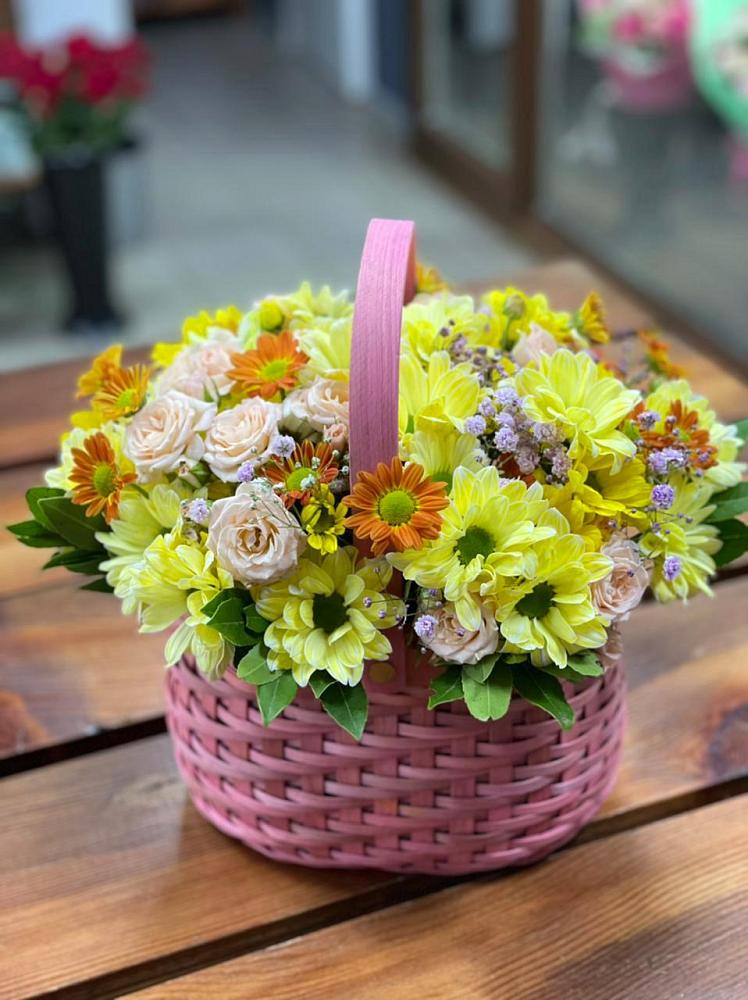 Цветочная композиция из Хризантемы и Розы в корзине в Карасуке