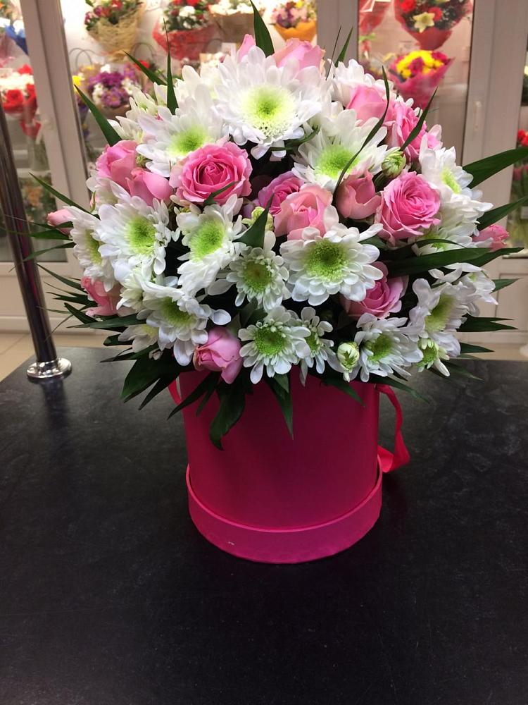 Цветочная композиция из Розы и Хризантемы в шляпной коробке в Карасуке