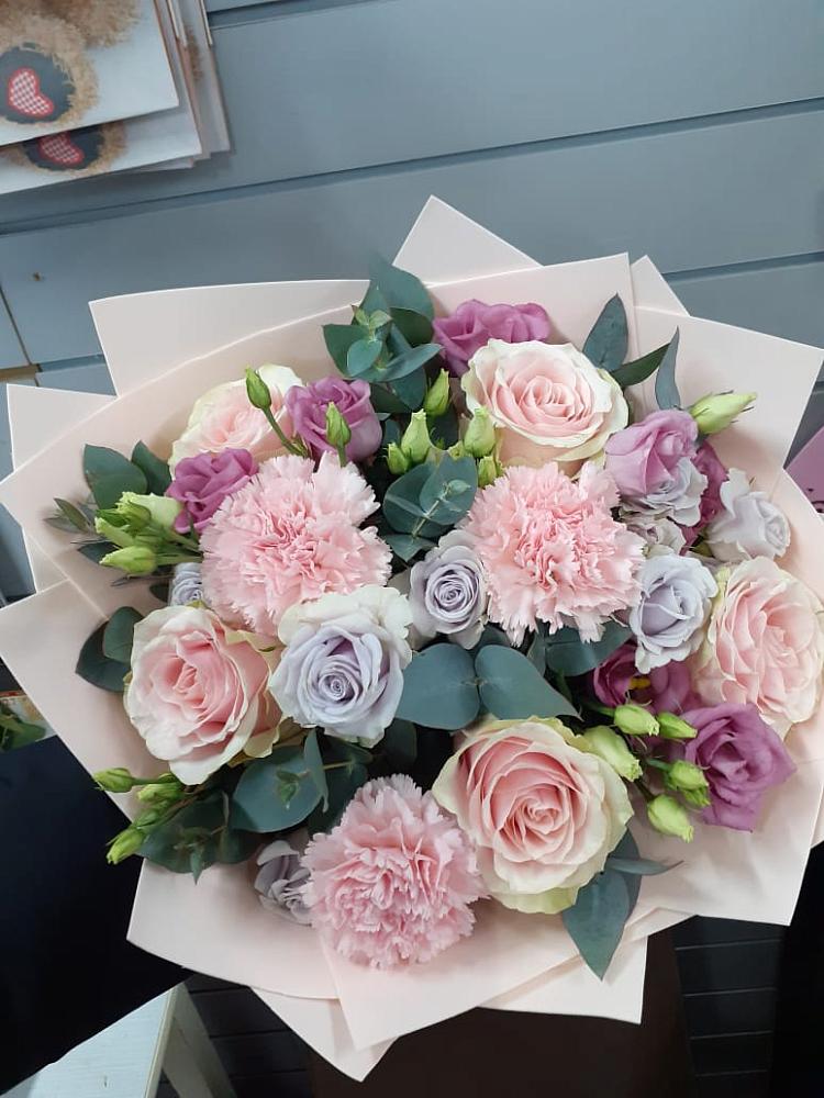 Букет цветов из: Розы, Гвоздики и Лизиантусы в Карасуке