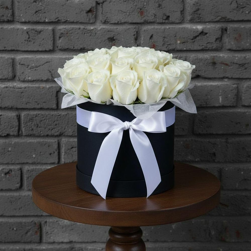 Цветочная композиция из Розы в шляпной коробке в Карасуке