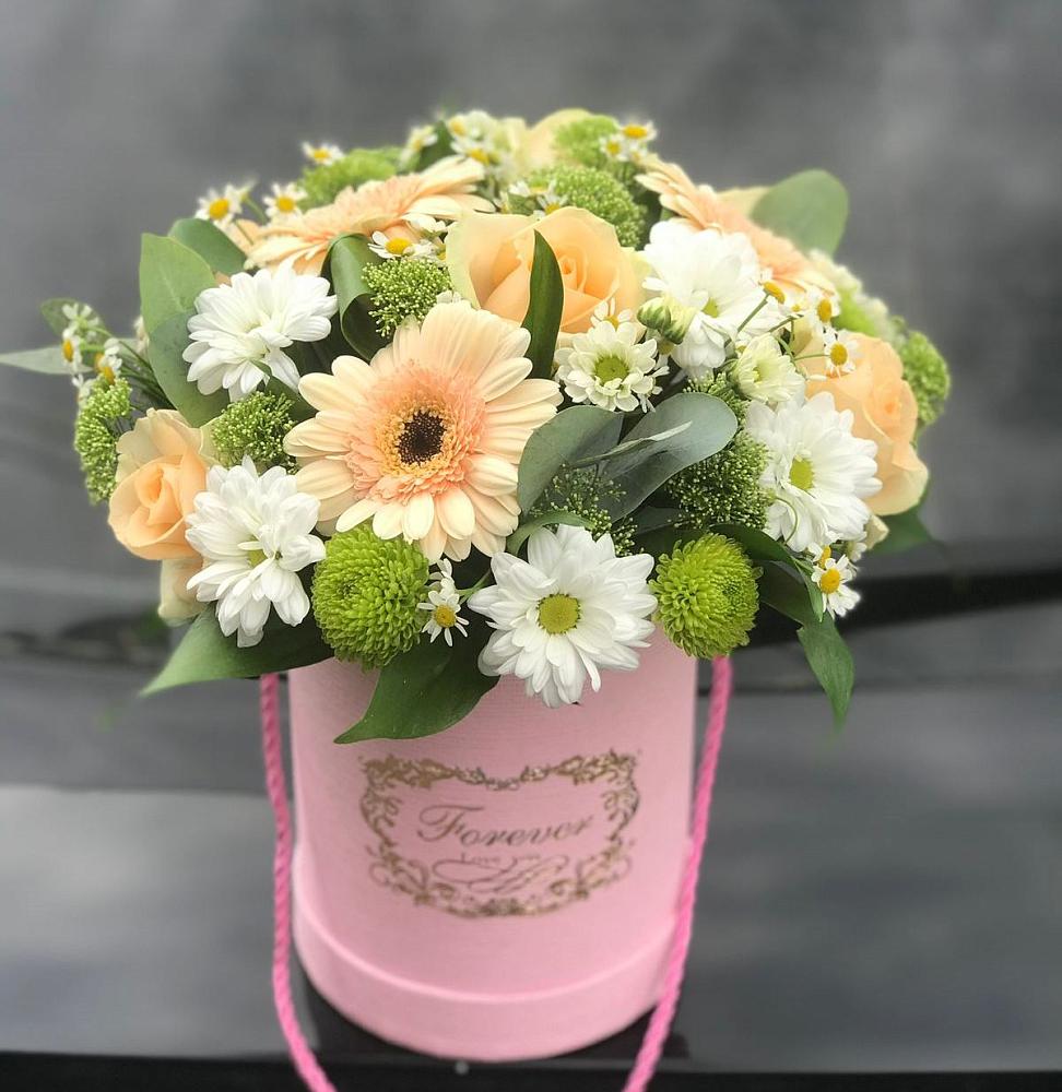 Цветочная композиция из Розы, Герберы и Хризантемы в шляпной коробке в Карасуке