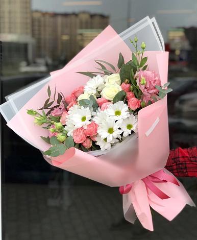 Букет цветов из: Розы, Лизиантусы и Хризантемы в Карасуке