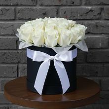 Цветочная композиция из Розы в шляпной коробке в Карасуке