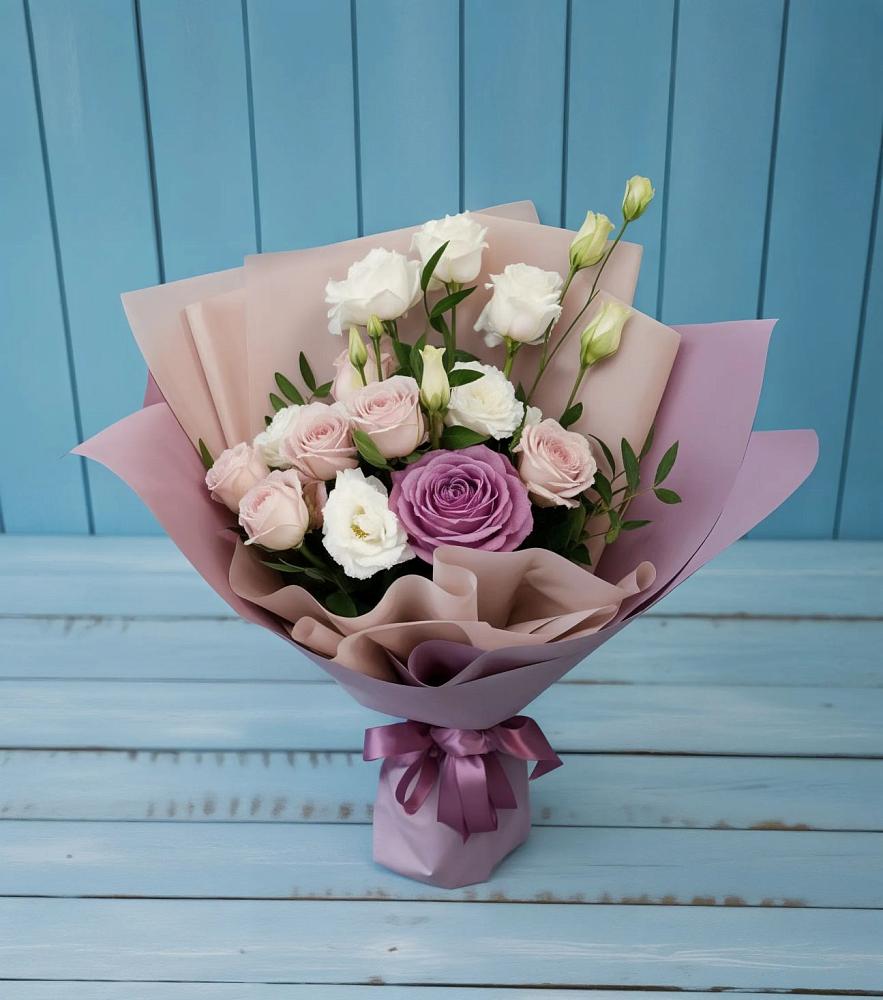 Букет цветов из: Розы и Лизиантусы в Карасуке